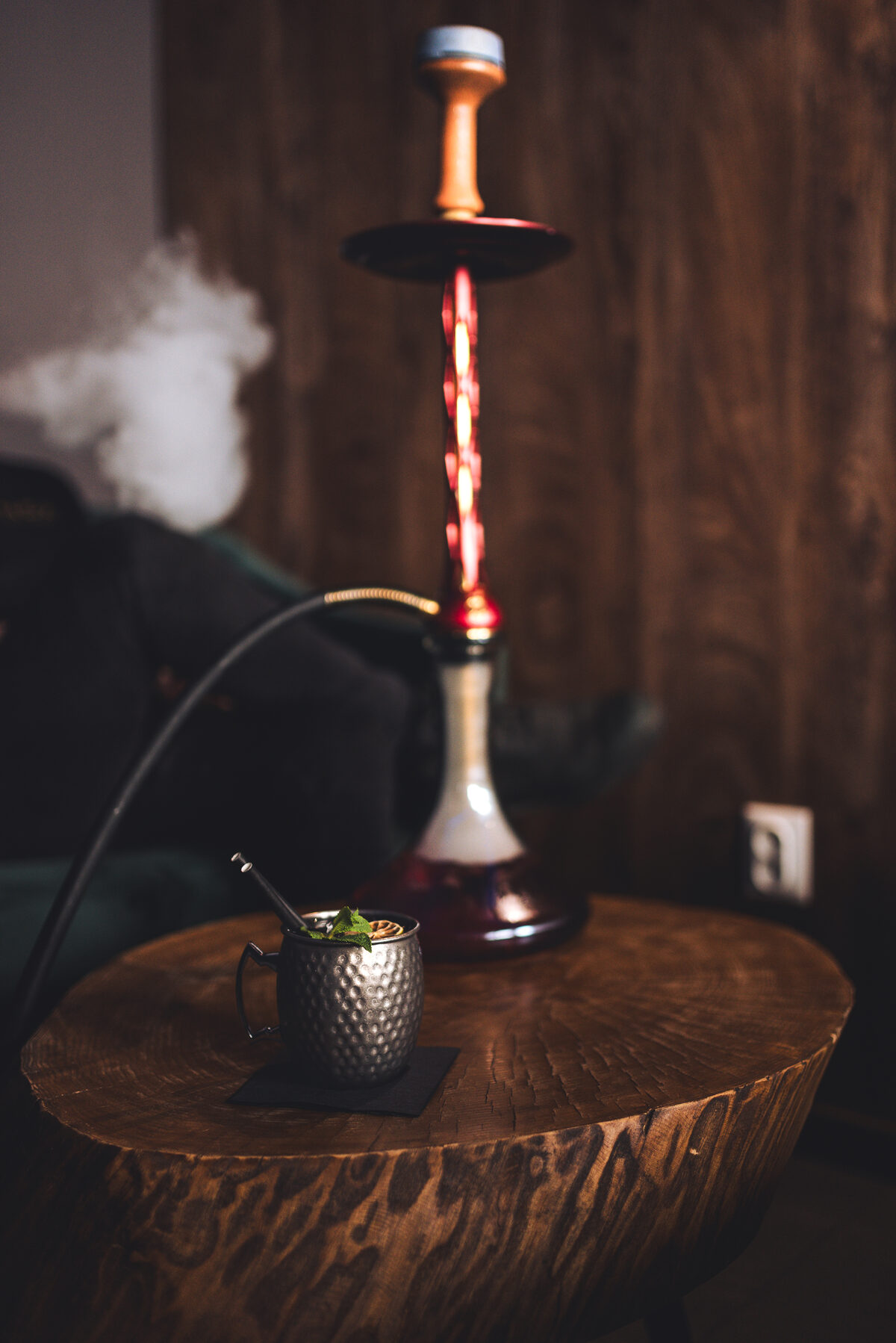 Vodná fajka a cocktail v medenom pohári